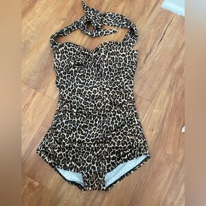 Esther Williams Retro 1950s style
Halter Swimsuit Leopard Print Size 6